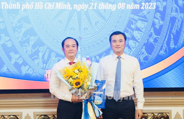 Phó Chủ tịch UBND TPHCM Bùi Xuân Cường (phải) trao quyết định cho ông Huỳnh Cao Cường. Ảnh: Thành uỷ TPHCM