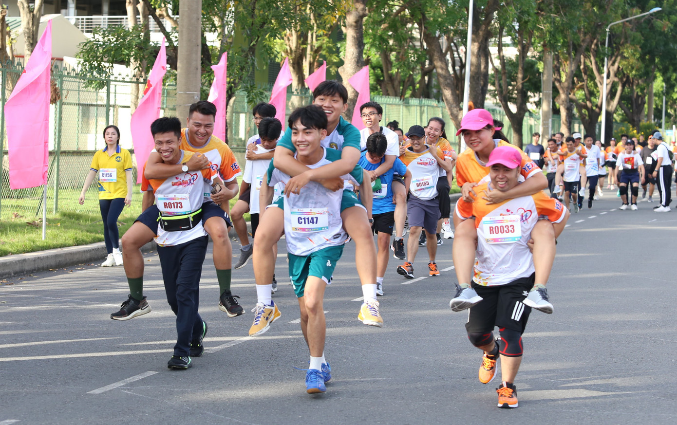 Khi chạy đến khu vực “Love zone”, các cặp vận động viên được yêu cầu thực hiện các thử thách như cõng nhau, nhảy lên đoạn dây căng ngang đường chạy, nắm tay nhau cùng chạy. Điều này nhằm tạo không gian san sẻ những cảm xúc yêu thương, đồng hành cùng nhau vượt qua khó khăn. Khi chạy đến khu vực “Love zone”, các cặp vận động viên được yêu cầu thực hiện các thử thách như cõng nhau, nhảy lên đoạn dây căng ngang đường chạy, nắm tay nhau cùng chạy. Điều này nhằm tạo không gian san sẻ những cảm xúc yêu thương, đồng hành cùng nhau vượt qua khó khăn.