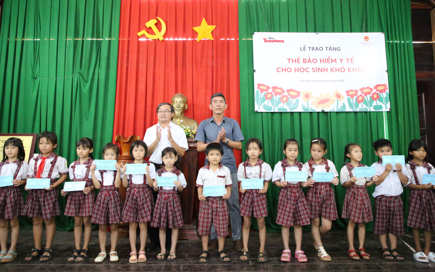 Lãnh đạo địa phương cùng các đơn vị đồng hành gửi đến các em những phần quà ý nghĩa.