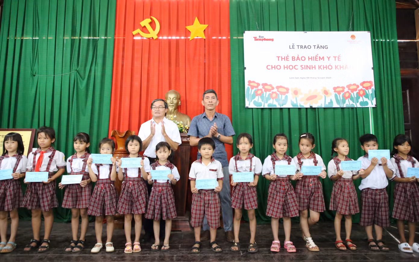 Lãnh đạo địa phương cùng các đơn vị đồng hành gửi đến các em những phần quà ý nghĩa. Lãnh đạo địa phương cùng các đơn vị đồng hành gửi đến các em những phần quà ý nghĩa.