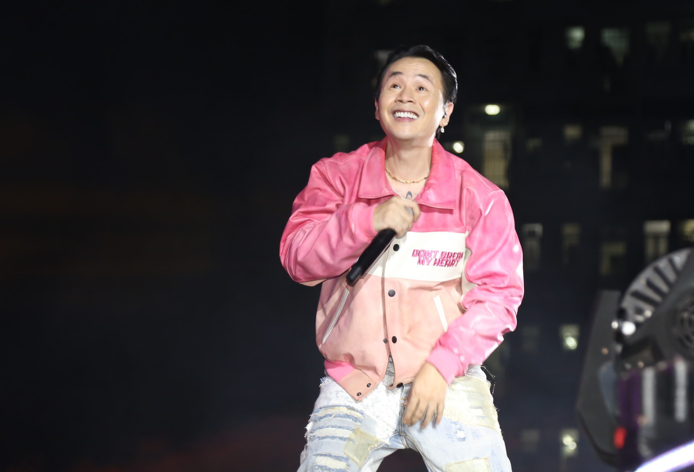 Là &quot;trùm cuối&quot; trong chương trình, Binz khiến fans đứng ngồi không yên với những bản hit anh mang đến đêm nhạc.