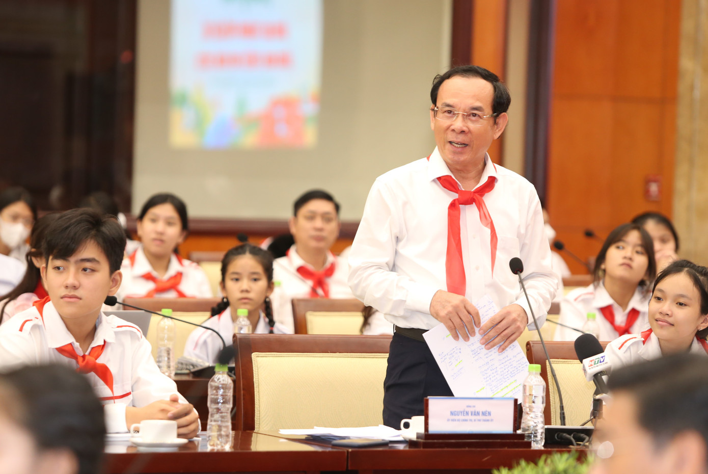 Bí thư Thành ủy TPHCM Nguyễn Văn Nên trao đổi với các em học sinh. Bí thư Thành ủy TPHCM Nguyễn Văn Nên trao đổi với các em học sinh.