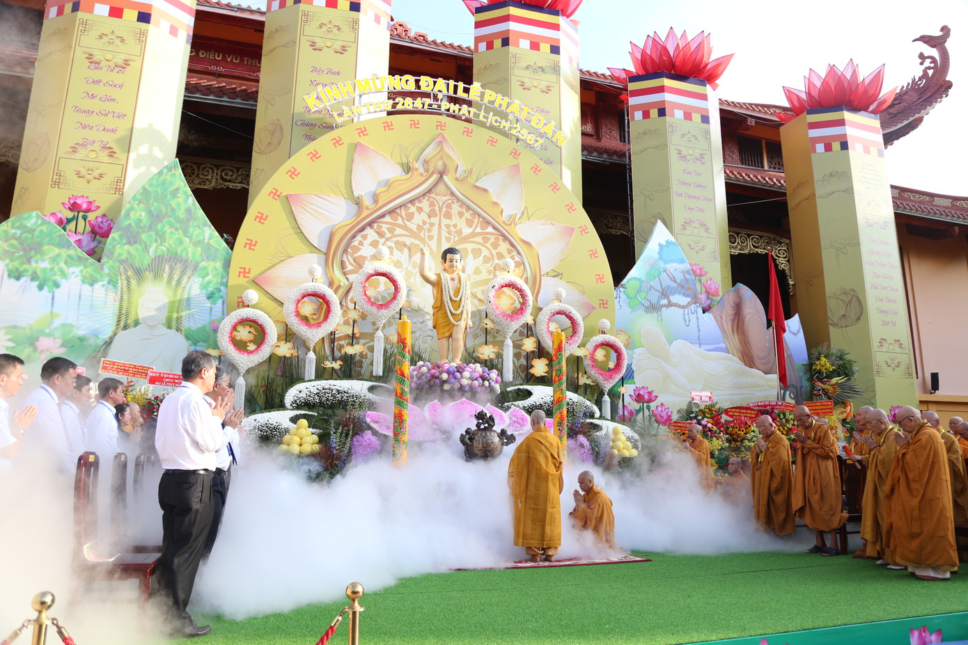 Đại lão Hòa thượng Thích Trí Quảng cử hành nghi lễ rước lễ Đản sinh.