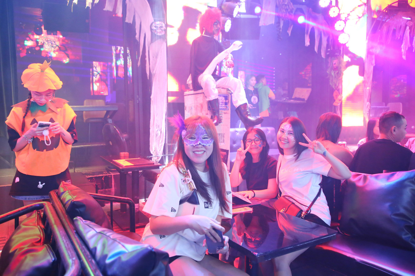 Các bạn trẻ hoá trang hoà vào không gian lễ hội.