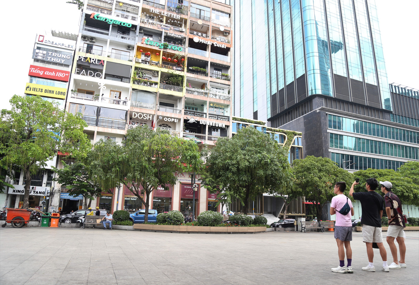 Chung cư 42 thu hút sự chú ý của nhiều người với khung cảnh ấn tượng. Từ tuyến phố đi bộ Nguyễn Huệ nhìn lên, tòa chung cư hiện rõ lối kiến trúc độc đáo cùng các biển hiệu bắt mắt. Chuyên trang danh tiếng National Geographic (Mỹ) từng đăng tải hình ảnh, thông tin về tòa chung cư này. Chung cư 42 thu hút sự chú ý của nhiều người với khung cảnh ấn tượng. Từ tuyến phố đi bộ Nguyễn Huệ nhìn lên, tòa chung cư hiện rõ lối kiến trúc độc đáo cùng các biển hiệu bắt mắt. Chuyên trang danh tiếng National Geographic (Mỹ) từng đăng tải hình ảnh, thông tin về tòa chung cư này.