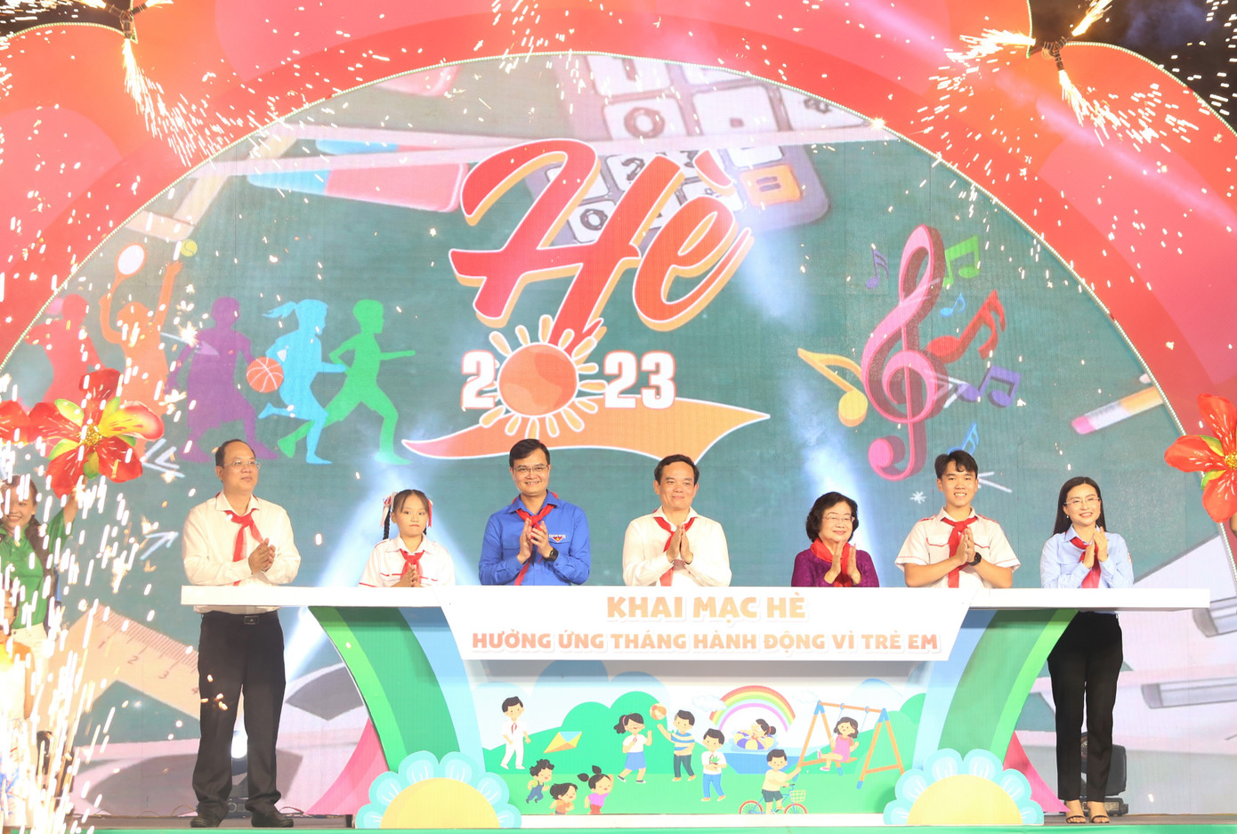 Lãnh đạo Chính phủ, Trung ương Đoàn và UBND TPHCM cùng các em thiếu nhi thực hiện nghi thức khai mạc hè và Tháng hành động vì trẻ em năm 2023.