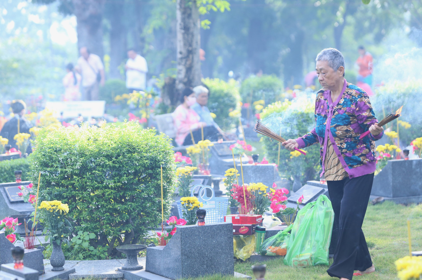 Từ sáng sớm, thân nhân các Anh hùng liệt sĩ cũng đã đến các nghĩa trang để săn sóc, hương khói cho người thân.