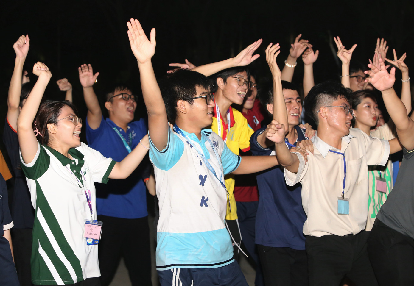 Các bạn sinh viên phấn khởi hòa trong bầu không khí bùng nổ.