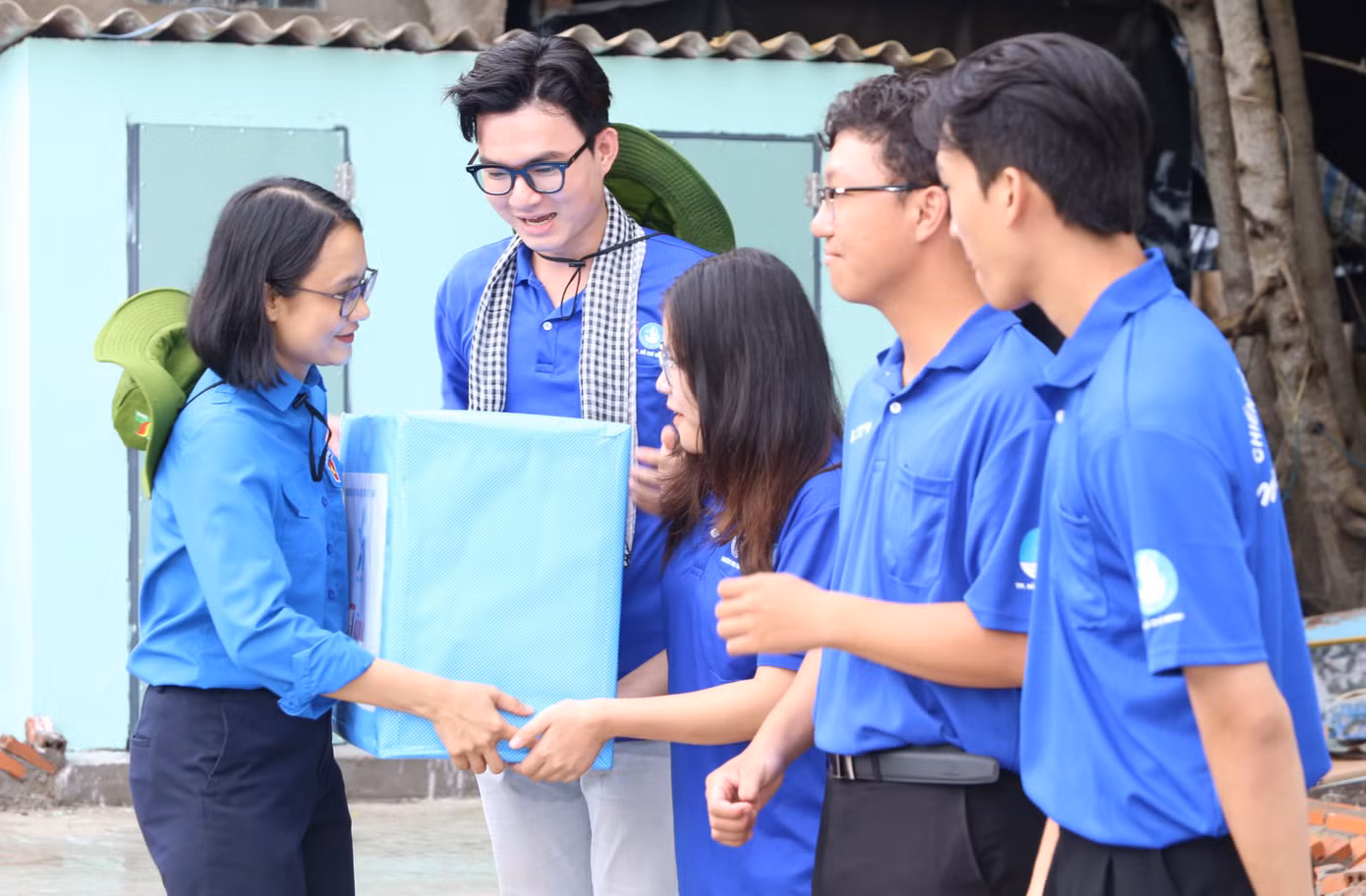 Phó Bí thư Thành Đoàn TPHCM Trần Thu Hà tặng quà của Trung ương Hội Sinh viên Việt Nam cho các đội hình tình nguyện thường trực tại xã đảo Thạnh An. Phó Bí thư Thành Đoàn TPHCM Trần Thu Hà tặng quà của Trung ương Hội Sinh viên Việt Nam cho các đội hình tình nguyện thường trực tại xã đảo Thạnh An.