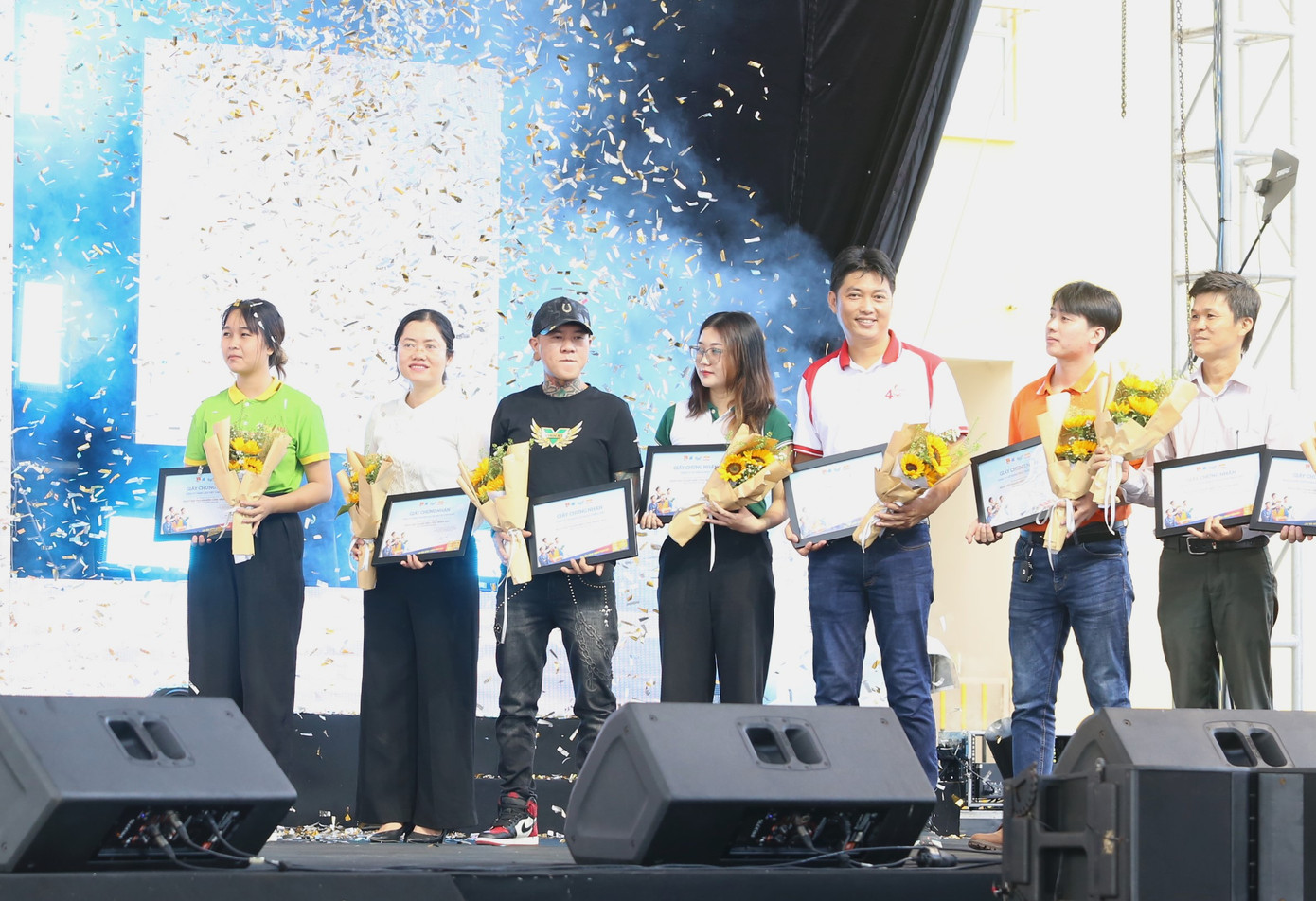 Trong đêm 26/8, trong khuôn khổ ngày hội còn diễn ra đêm nhạc dành cho thanh niên công nhân với sự tham gia của nhiều ca sỹ nổi tiếng, như: Ali Hoàng Dương, Trương Bảo Như, Hà Vân, Quốc Đại, Kyo York, Henry Ngọc Thạch… Trong đêm 26/8, trong khuôn khổ ngày hội còn diễn ra đêm nhạc dành cho thanh niên công nhân với sự tham gia của nhiều ca sỹ nổi tiếng, như: Ali Hoàng Dương, Trương Bảo Như, Hà Vân, Quốc Đại, Kyo York, Henry Ngọc Thạch…