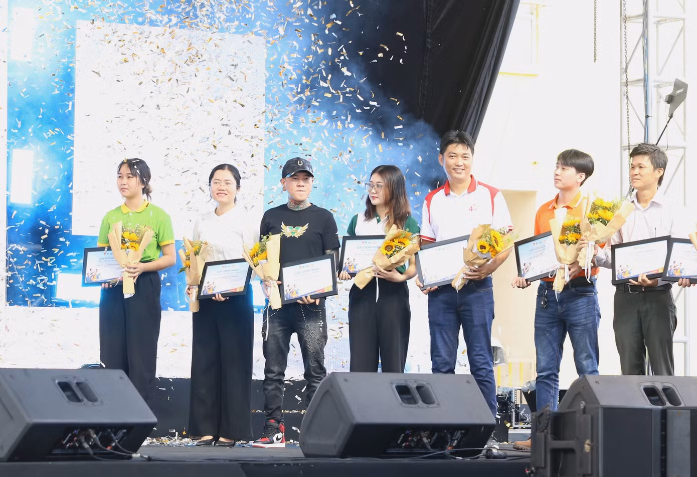 Trong đêm 26/8, trong khuôn khổ ngày hội còn diễn ra đêm nhạc dành cho thanh niên công nhân với sự tham gia của nhiều ca sỹ nổi tiếng, như: Ali Hoàng Dương, Trương Bảo Như, Hà Vân, Quốc Đại, Kyo York, Henry Ngọc Thạch… Trong đêm 26/8, trong khuôn khổ ngày hội còn diễn ra đêm nhạc dành cho thanh niên công nhân với sự tham gia của nhiều ca sỹ nổi tiếng, như: Ali Hoàng Dương, Trương Bảo Như, Hà Vân, Quốc Đại, Kyo York, Henry Ngọc Thạch…