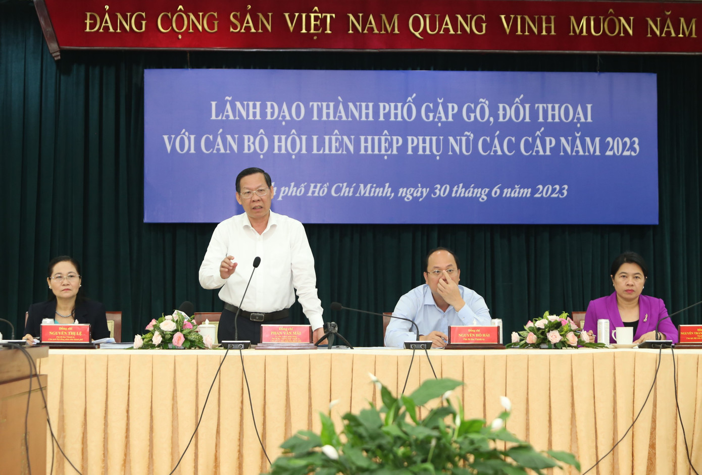 Chủ tịch UBND TPHCM PHan Văn Mãi trao đổi xoay quanh các ý kiến của cán bộ Hội phụ nữ các cấp.