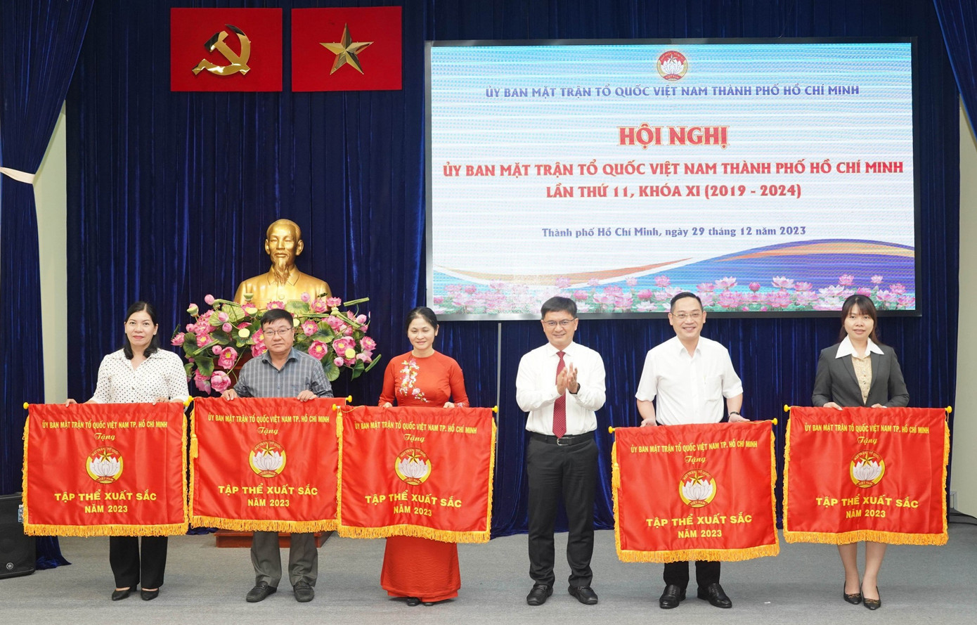Ủy ban MTTQ Việt Nam TPHCM tặng cờ thi đua cho các đơn vị xuất sắc. Ảnh: Thuận Văn.