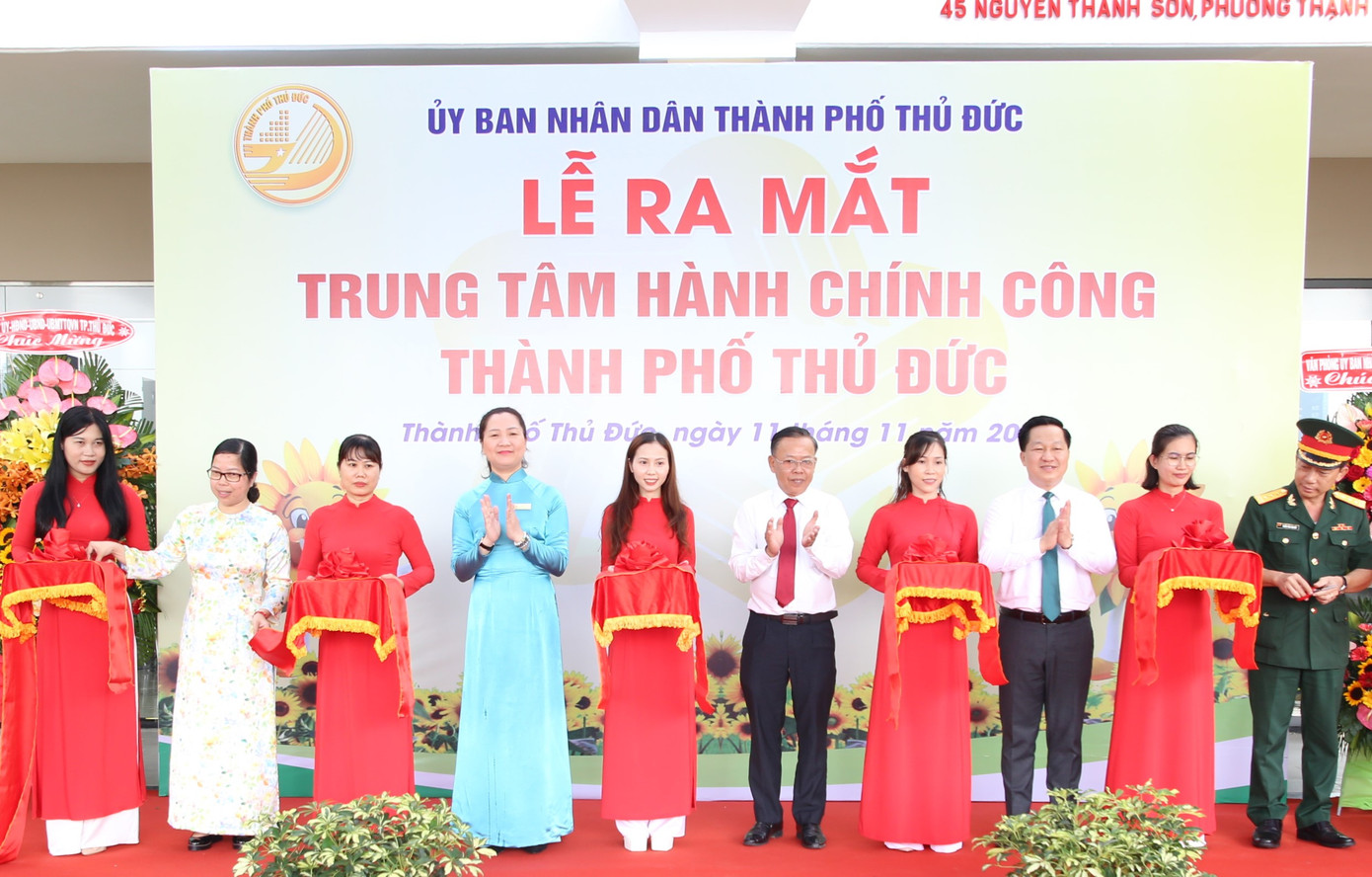 Lãnh đạo TP. Thủ Đức thực hiện nghi thức đưa trung tâm Hành chính công đi vào hoạt động. Lãnh đạo TP. Thủ Đức thực hiện nghi thức đưa trung tâm Hành chính công đi vào hoạt động.