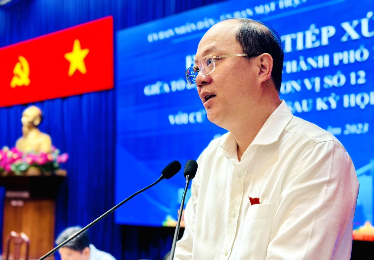 Phó Bí thư Thành ủy TPHCM Nguyễn Hồ Hải trao đổi với cử tri. Ảnh: PV