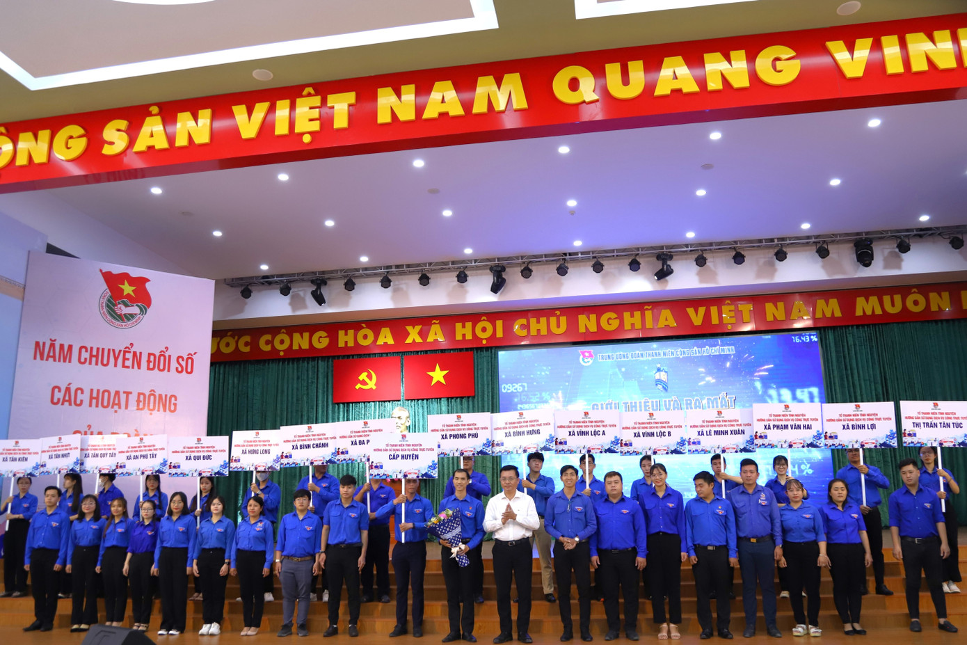 Ra mắt các tổ thanh niên xung kích hướng dẫn sử dụng dịch vụ công trực tuyến tại 16 xã trên địa bàn huyện Bình Chánh.