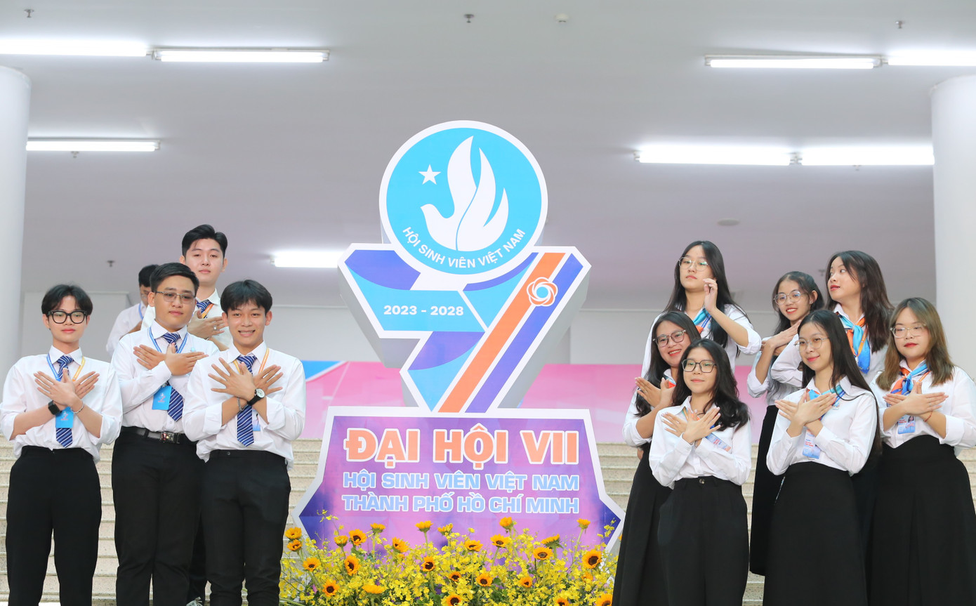 Các đại biểu sinh viên hào hứng dự đại hội.