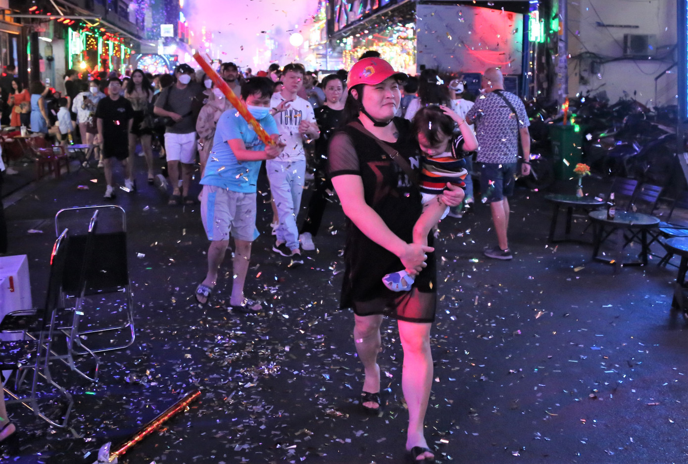 Đồng hồ vừa điểm sang những giây phút đầu tiên năm mới 2023, nhiều người phấn khích bắn pháo giấy ăn mừng.