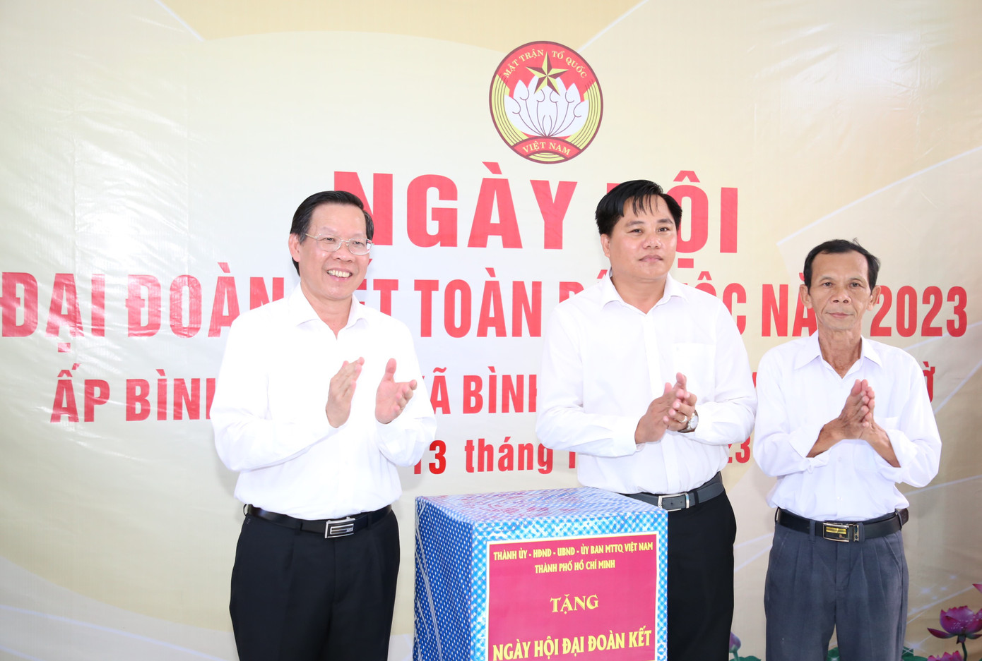 Chủ tịch Phan Văn Mãi trao quà của lãnh đạo thành phố tặng bà con địa phương.