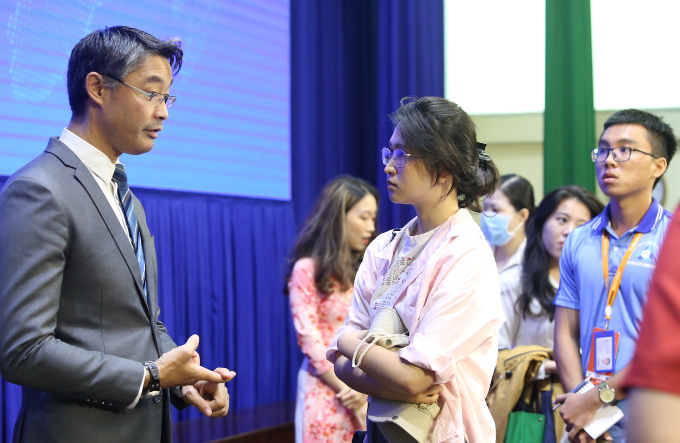 TS Philipp Rosler và bạn trẻ gần gũi trao đổi về chủ đề được toàn cầu quan tâm. TS Philipp Rosler và bạn trẻ gần gũi trao đổi về chủ đề được toàn cầu quan tâm.