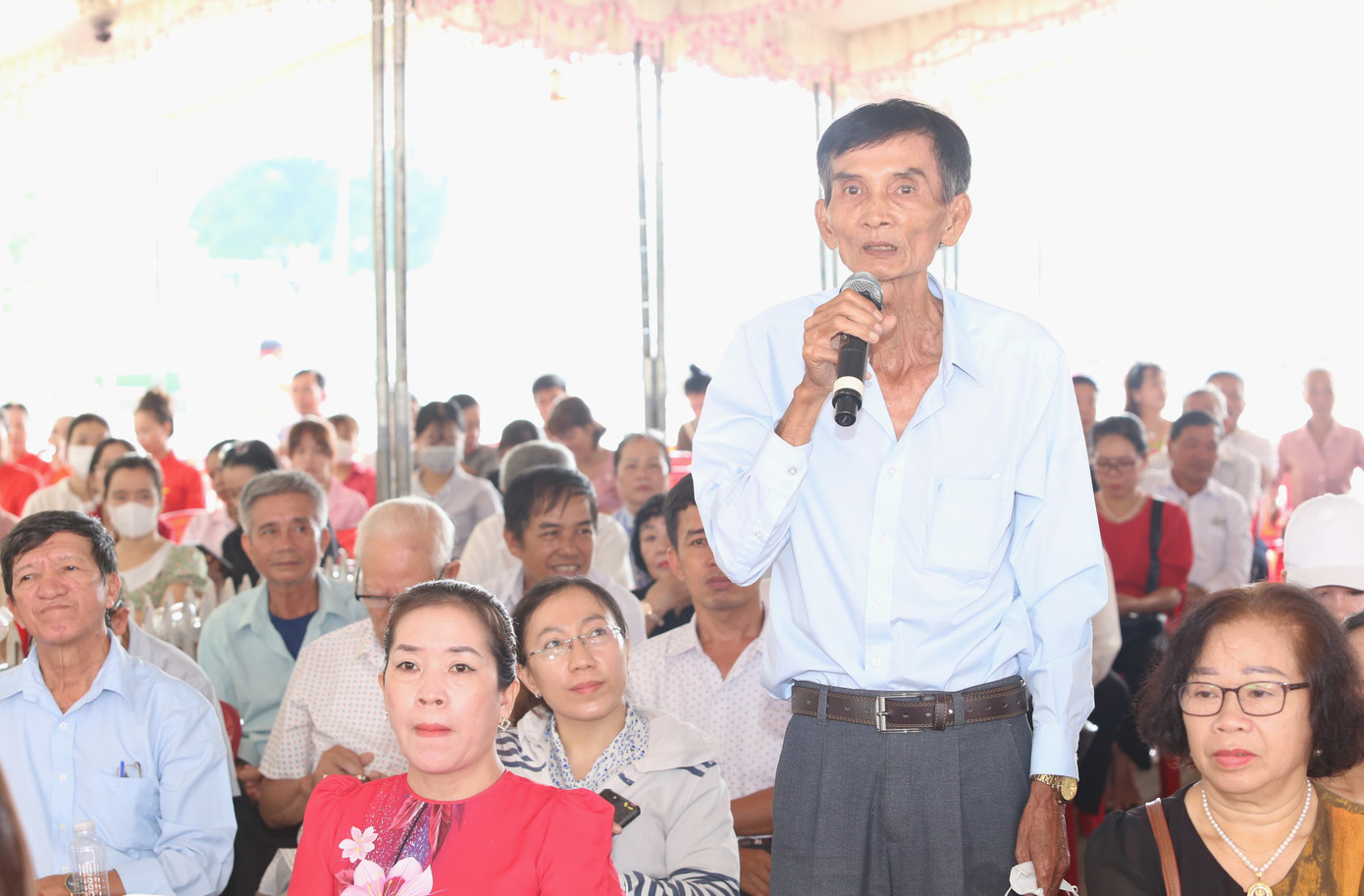 Ông Trịnh Hoàng Dũng trao đổi tại ngày hội. Ảnh: Ngô Tùng