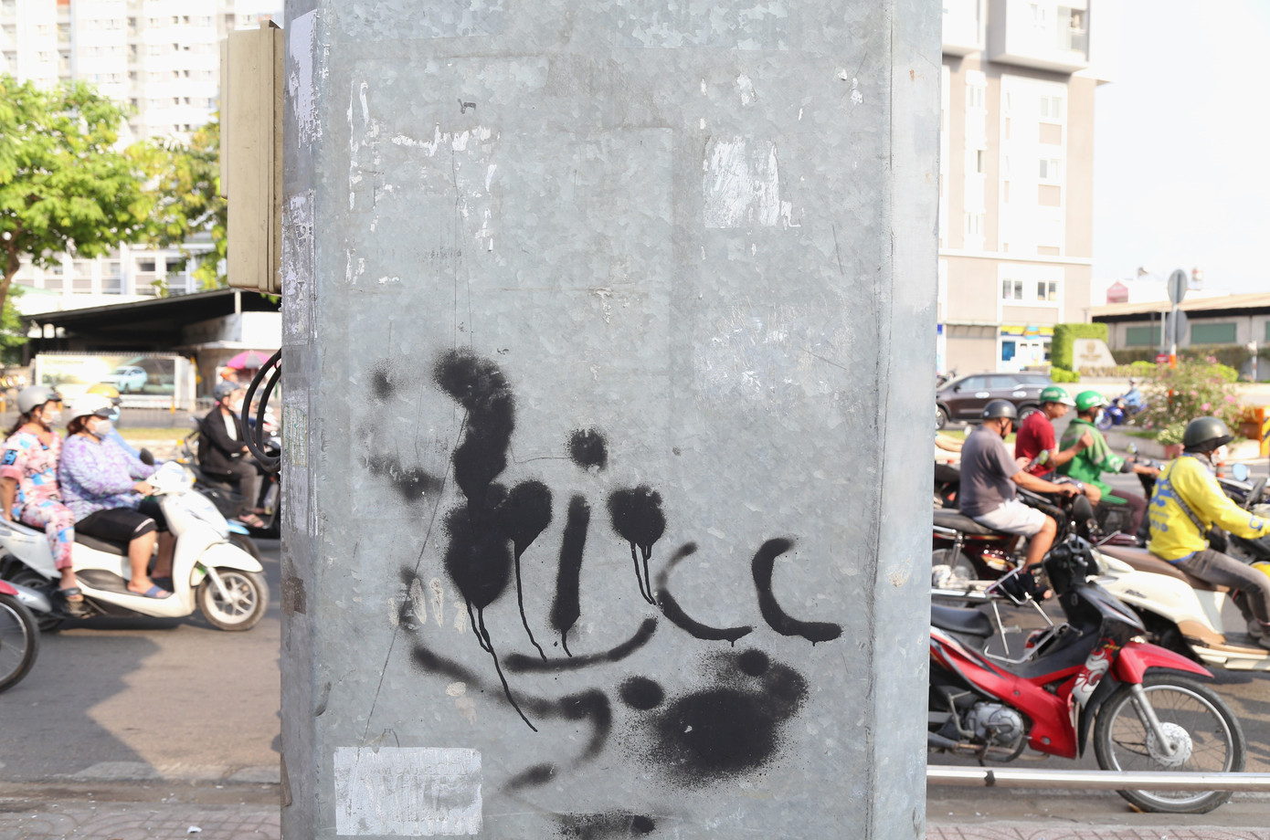 Sau khi tiến hành bóc gỡ, xóa các quảng cáo trái phép, Ban Chỉ đạo 138 cấp huyện sẽ giao chính quyền địa phương và các tổ chức chính trị xã hội quản lý, giám sát không để các đối tượng tái diễn hành vi dán, vẽ quảng cáo sai quy định. Trường hợp phát hiện hành vi vi phạm, cơ quan Công an kiên quyết yêu cầu các đối tượng phải tự bóc gỡ và khôi phục lại tình trạng ban đầu tại các vị trí đã dán, vẽ; đồng thời xử lý tuỳ theo tính chất, mức độ sai phạm. Sau khi tiến hành bóc gỡ, xóa các quảng cáo trái phép, Ban Chỉ đạo 138 cấp huyện sẽ giao chính quyền địa phương và các tổ chức chính trị xã hội quản lý, giám sát không để các đối tượng tái diễn hành vi dán, vẽ quảng cáo sai quy định. Trường hợp phát hiện hành vi vi phạm, cơ quan Công an kiên quyết yêu cầu các đối tượng phải tự bóc gỡ và khôi phục lại tình trạng ban đầu tại các vị trí đã dán, vẽ; đồng thời xử lý tuỳ theo tính chất, mức độ sai phạm.