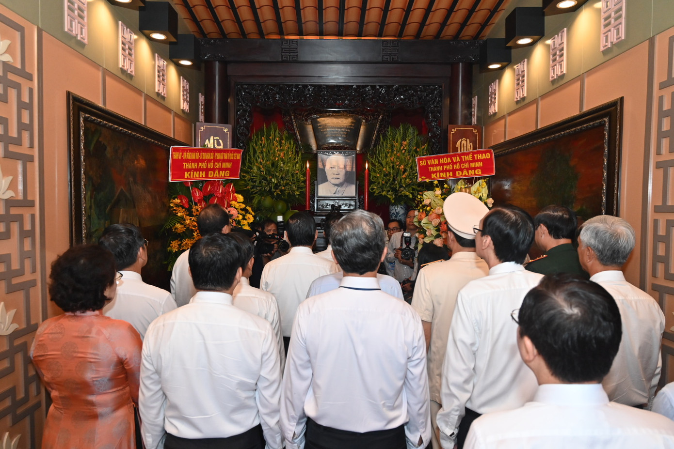 Đoàn đại biểu TPHCM dâng hoa, dâng hương tưởng nhớ Chủ tịch Tôn Đức Thắng.