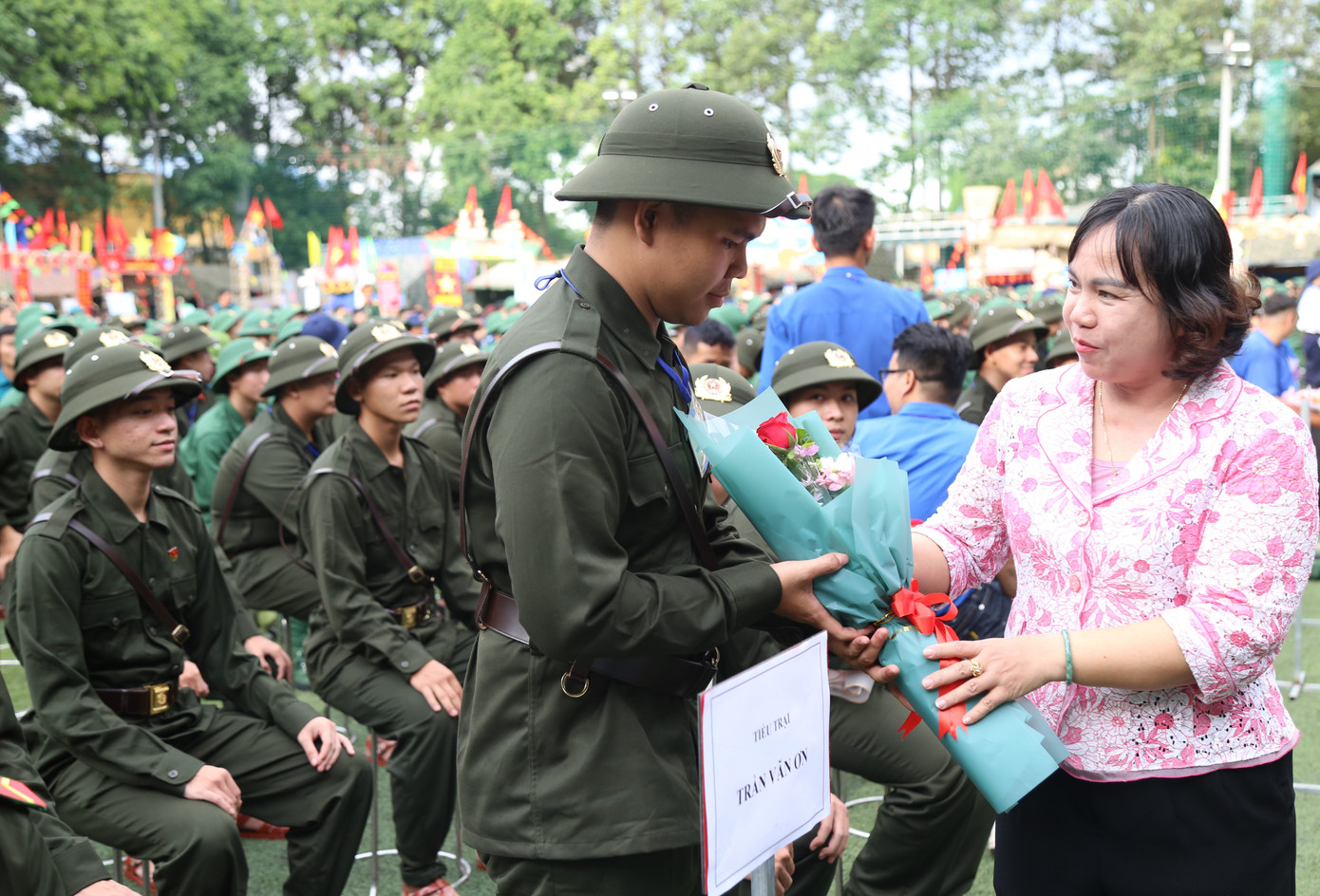 Tân binh nhận món quà tinh thần từ Ban tổ chức hội trại.