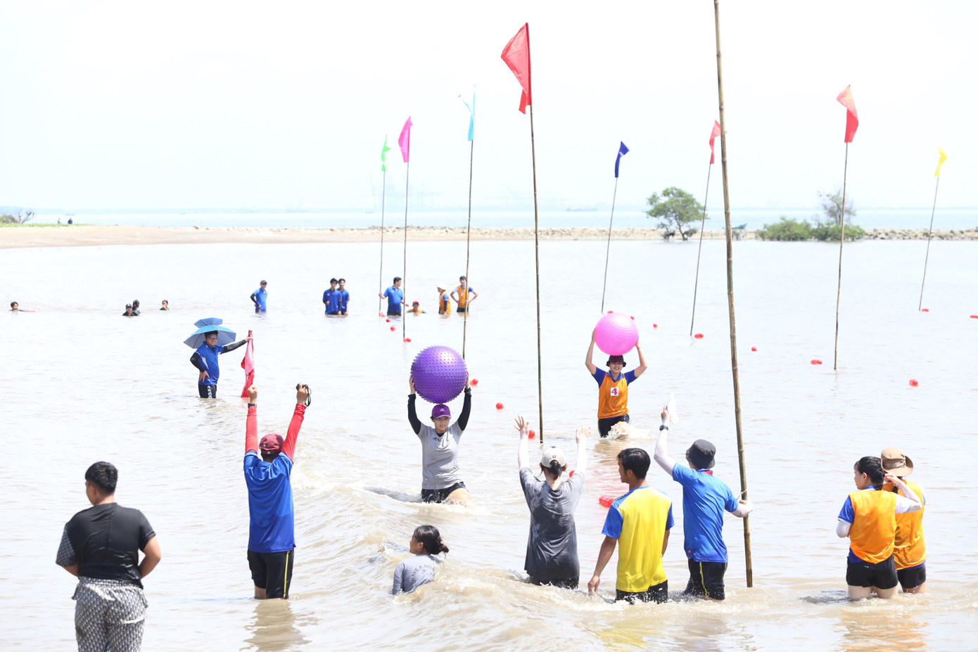 Trong khuôn khổ Lễ hội Nghinh Ông còn diễn ra các trò chơi vận động dưới nước, đi cà kheo đá bóng, chạy điền kinh bãi biển, đua ghe... sôi nổ.