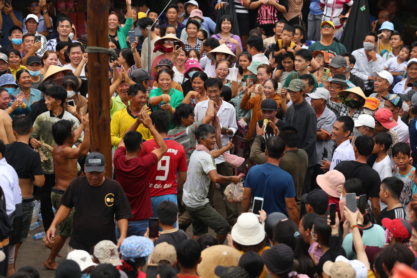 Các thành viên phấn khởi ăn mừng trong tiếng reo vui của đông đảo bà con địa phương, du khách thập phương. Nhiều người dân trước đó đã góp thêm tiền thưởng và mang đồ ăn, thức uống đến ủng hộ, tiếp thêm động lực cho các "vận động viên" leo cột.