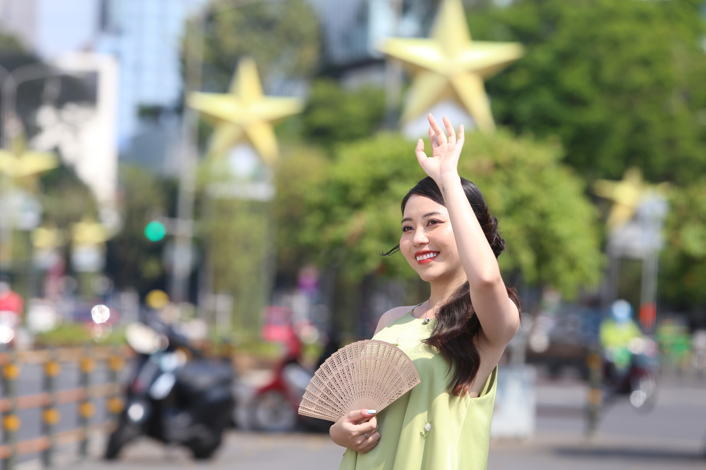 Bạn trẻ rạng rỡ trước cảnh sắc đẹp chào đón Tết. Bạn trẻ rạng rỡ trước cảnh sắc đẹp chào đón Tết.