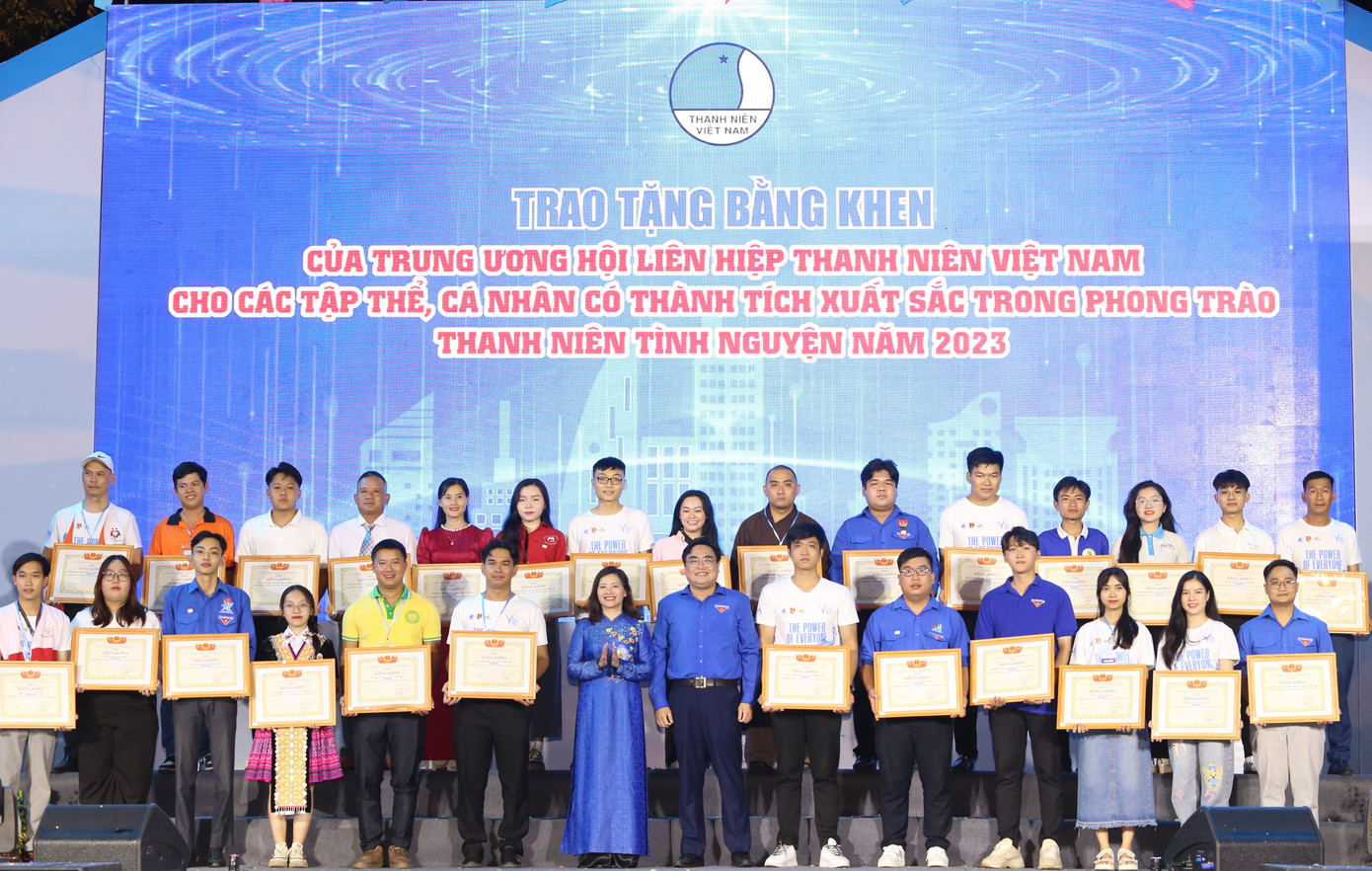 Giám đốc Trung tâm tình nguyện quốc gia Đỗ Thị Kim Hoa và Phó Bí thư Thường trực Thành Đoàn TPHCM Ngô Minh Hải trao khen thưởng đến các tập thể, cá nhân có thành tích xuất sắc trong hoạt động tình nguyện năm 2023. Giám đốc Trung tâm tình nguyện quốc gia Đỗ Thị Kim Hoa và Phó Bí thư Thường trực Thành Đoàn TPHCM Ngô Minh Hải trao khen thưởng đến các tập thể, cá nhân có thành tích xuất sắc trong hoạt động tình nguyện năm 2023.