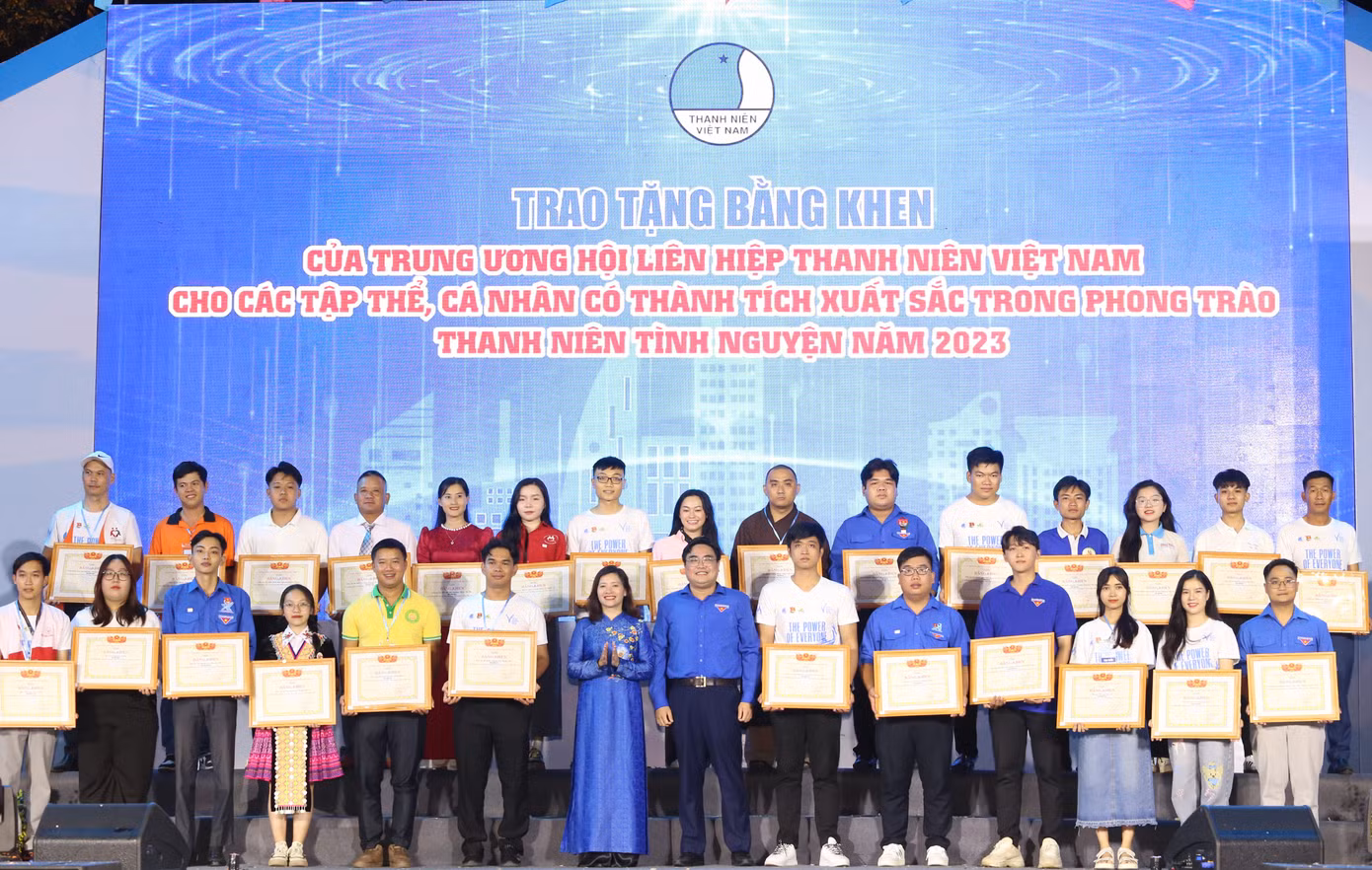 Giám đốc Trung tâm tình nguyện quốc gia Đỗ Thị Kim Hoa và Phó Bí thư Thường trực Thành Đoàn TPHCM Ngô Minh Hải trao khen thưởng đến các tập thể, cá nhân có thành tích xuất sắc trong hoạt động tình nguyện năm 2023.