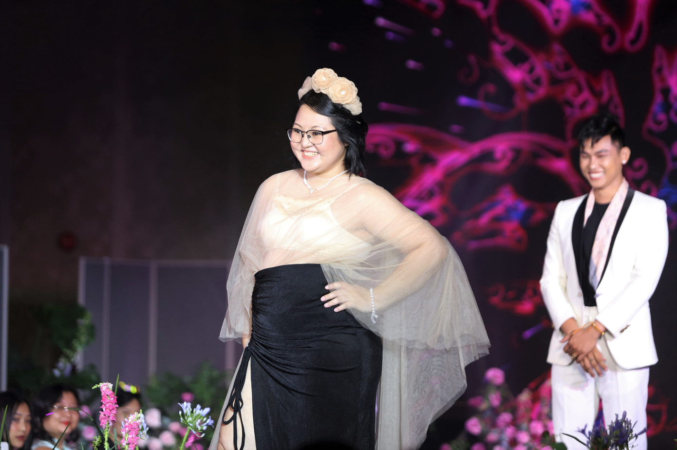 Buổi trình diễn đặc biệt nằm trong khuôn khổ chương trình kỷ niệm 10 năm thành lập Mạng lưới Ung thư vú Việt Nam (BCNV), diễn ra tối 14/5 tại TPHCM. Sự kiện cũng nhằm tài trợ cho việc phân phát áo ngực miễn phí cho những người bị ung thư vú có thu nhập thấp. Buổi trình diễn đặc biệt nằm trong khuôn khổ chương trình kỷ niệm 10 năm thành lập Mạng lưới Ung thư vú Việt Nam (BCNV), diễn ra tối 14/5 tại TPHCM. Sự kiện cũng nhằm tài trợ cho việc phân phát áo ngực miễn phí cho những người bị ung thư vú có thu nhập thấp.