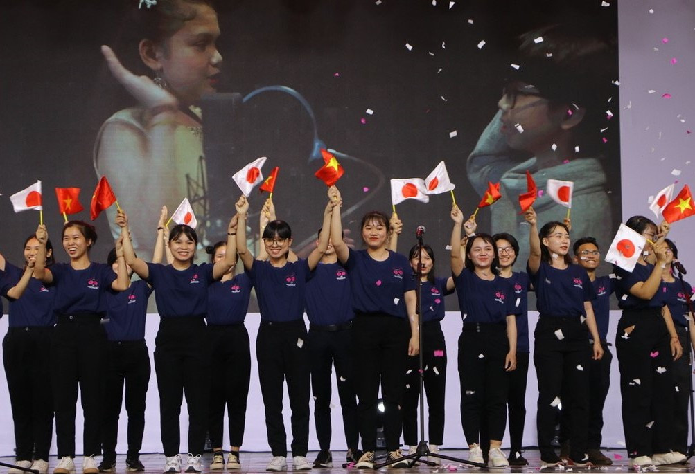 Bạn trẻ giơ cao quốc kỳ hai nước Việt Nam - Nhật Bản.