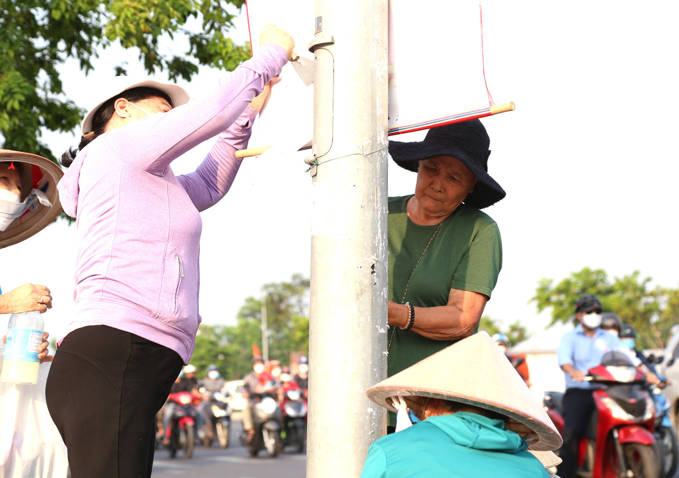 Ngay sau lễ phát động tại Trung tâm Văn hóa - Thể dục thể thao quận Bình Tân, thành viên các tổ chức, đoàn thể chính trị xã hội trên địa bàn quận đã đồng loạt ra quân tháo gỡ, bóc xóa các thông tin, biển bảng quảng cáo sai quy định được các đối tượng lắp đặt, treo, dán trước đó. Ngay sau lễ phát động tại Trung tâm Văn hóa - Thể dục thể thao quận Bình Tân, thành viên các tổ chức, đoàn thể chính trị xã hội trên địa bàn quận đã đồng loạt ra quân tháo gỡ, bóc xóa các thông tin, biển bảng quảng cáo sai quy định được các đối tượng lắp đặt, treo, dán trước đó.