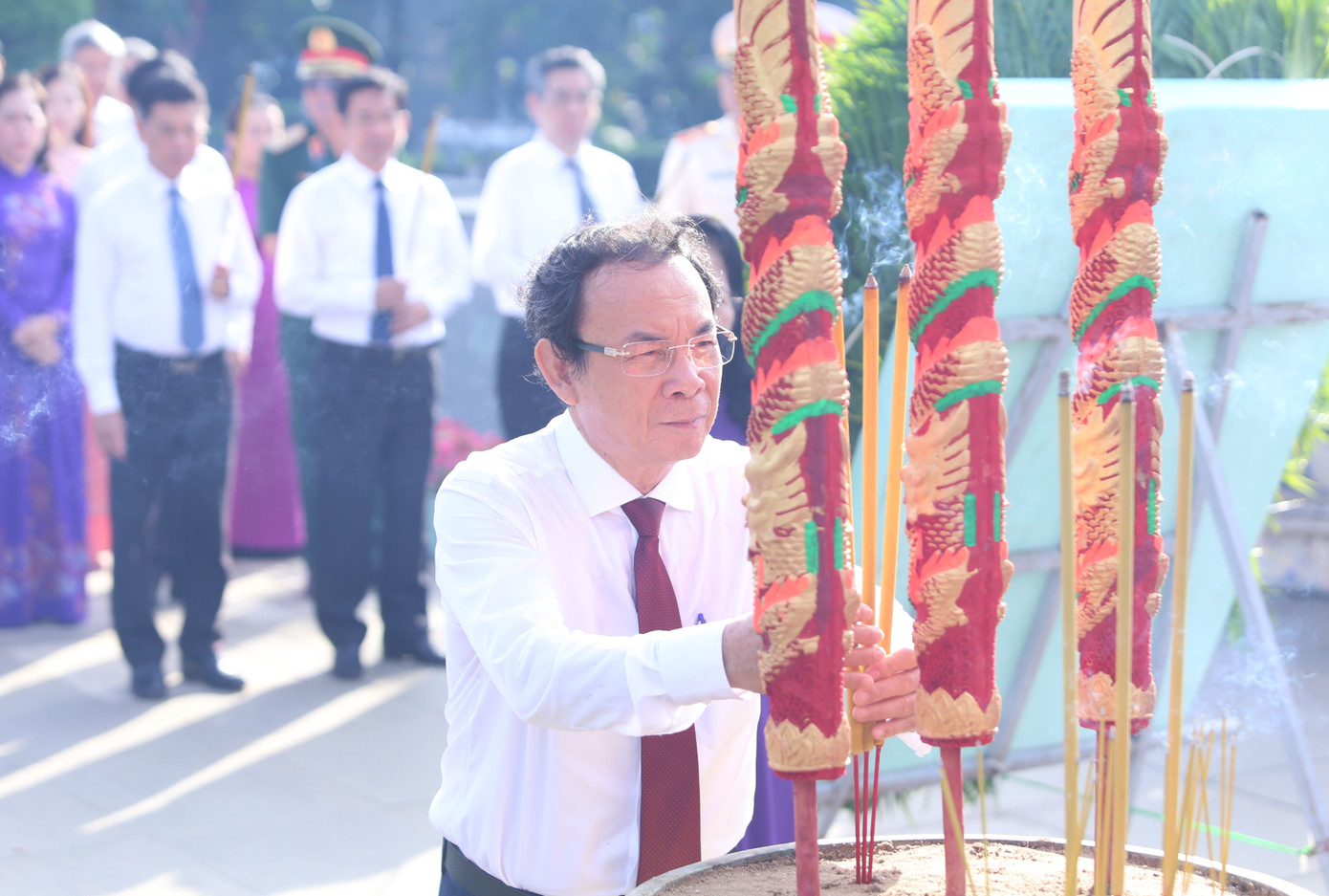 Tiếp đó, đoàn đại biểu TPHCM đã đến đặt vòng hoa, dâng hương tưởng nhớ các vị lãnh đạo Đảng, Nhà nước, các Anh hùng liệt sĩ đang yên nghỉ tại Nghĩa trang TPHCM (Lạc Cảnh) ở phường Linh Trung, thành phố Thủ Đức.