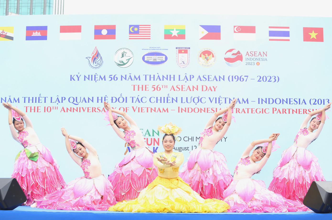 Ngay sau hoạt động đi bộ, tại sân khấu trung tâm phố đi bộ đã diễn ra buổi giao lưu văn hoá văn nghệ gồm các tiết mục âm nhạc, trình diễn võ thuật đặc sắc... của các quốc gia ASEAN. Ngay sau hoạt động đi bộ, tại sân khấu trung tâm phố đi bộ đã diễn ra buổi giao lưu văn hoá văn nghệ gồm các tiết mục âm nhạc, trình diễn võ thuật đặc sắc... của các quốc gia ASEAN.