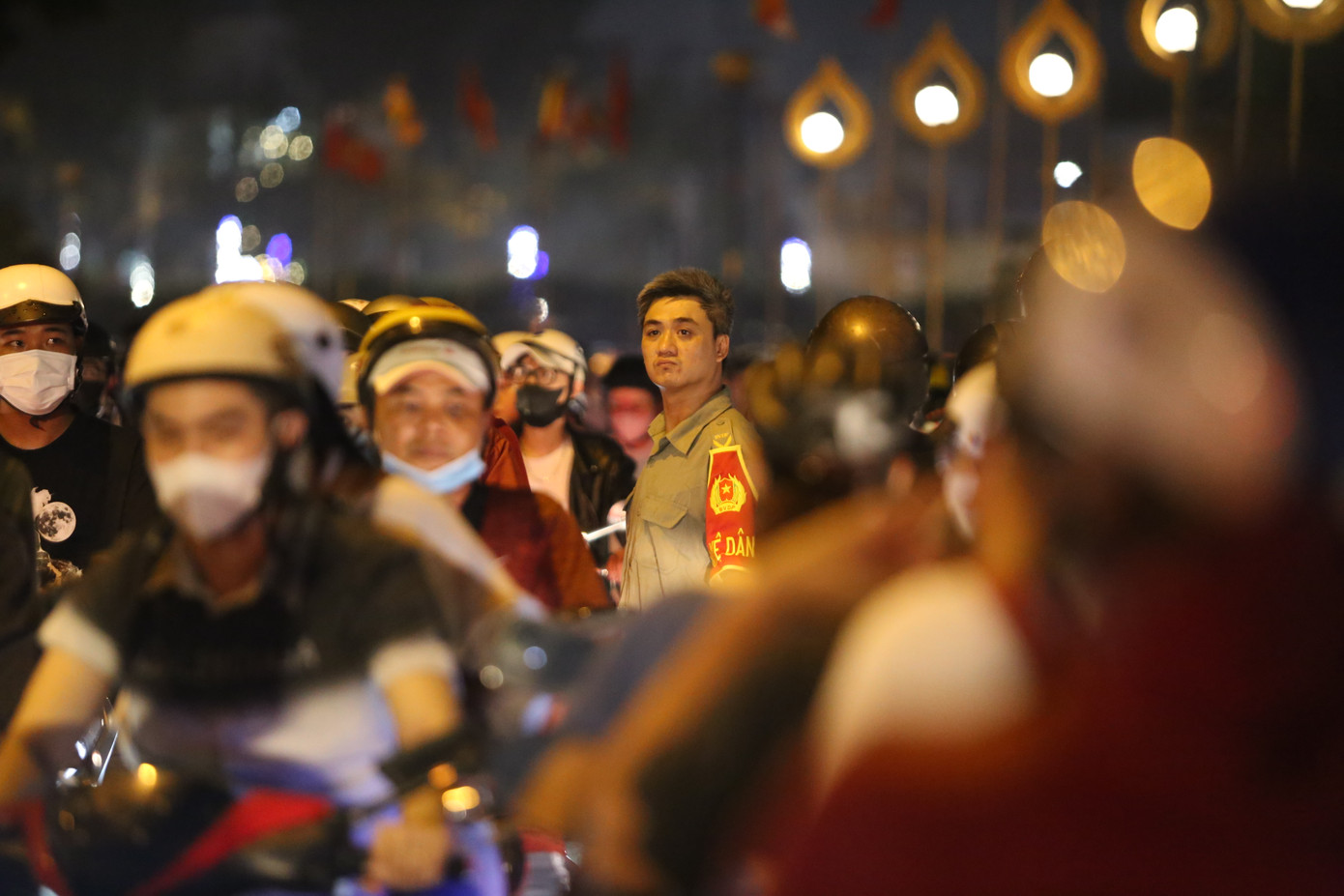 Dịp cao điểm buổi tối, người dân đến chùa Candaransi rất đông nên xảy ra tình trạng kẹt xe cục bộ trước khu vực chùa. Các lực lượng chức năng tham gia điều tiết, phân luồng giúp người dân đi lại thuận tiện hơn.