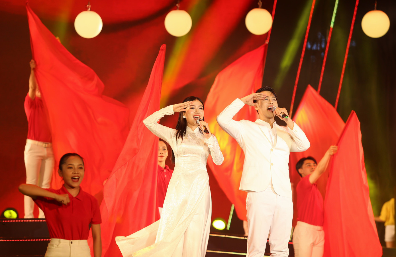 Bạn trẻ tự hào hát về những đổi thay diện mạo của thành phố mang tên Bác.