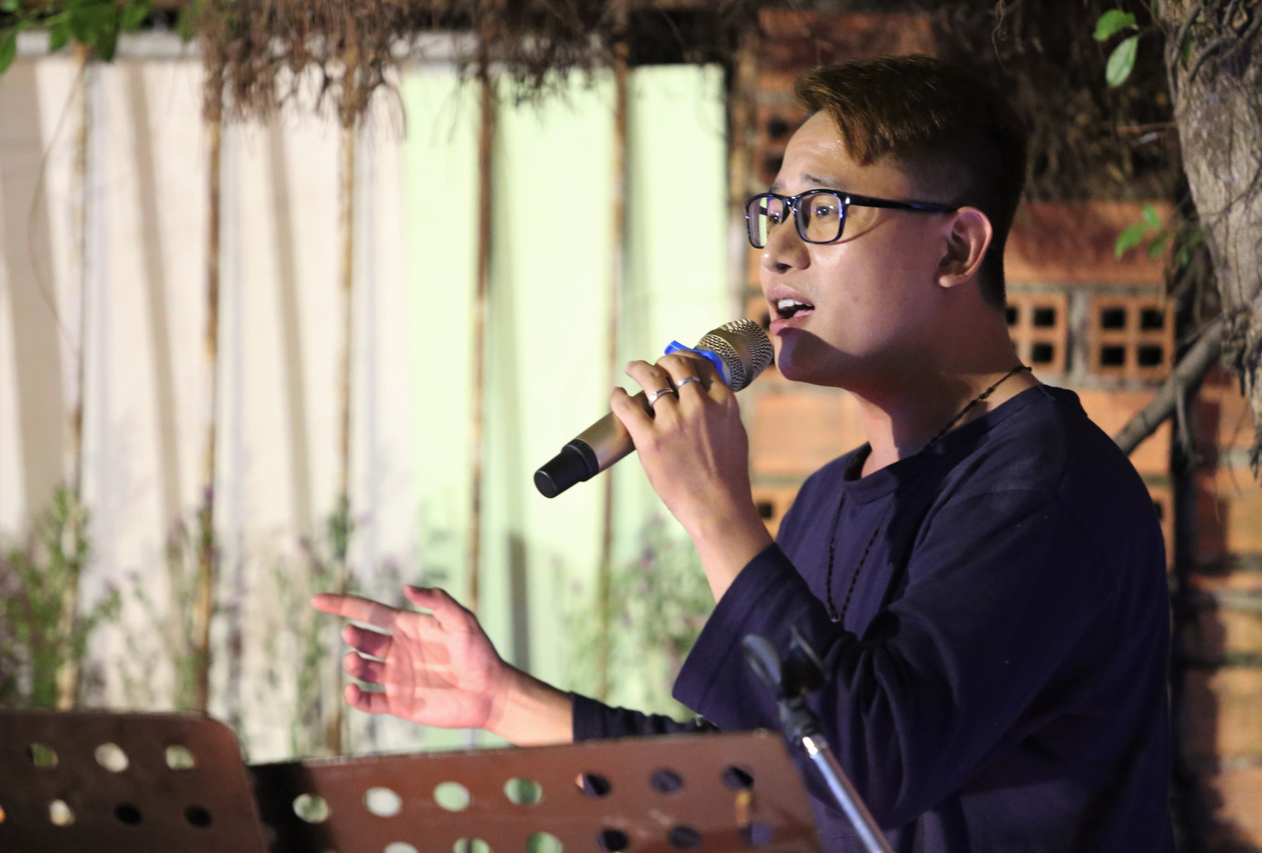 Khác với 10 đêm nhạc trước có sự góp mặt của nhiều nghệ sĩ gắn bó với dòng nhạc Trịnh, đêm "Thao thức cùng Trịnh" lần này mở ra không gian nhiều hơn dành cho các bạn trẻ yêu mến con người và di sản âm nhạc của ông để có dịp nói lên nỗi niềm của mình và kết nối những tâm hồn mộ điệu. "Giọng em không hay, mong mọi người thông cảm. Và mọi người hãy kết nối bằng tâm hồn và âm nhạc", một bạn trẻ đã nói vậy trước khi thể hiện một nhạc phẩm của cố nhạc sĩ.