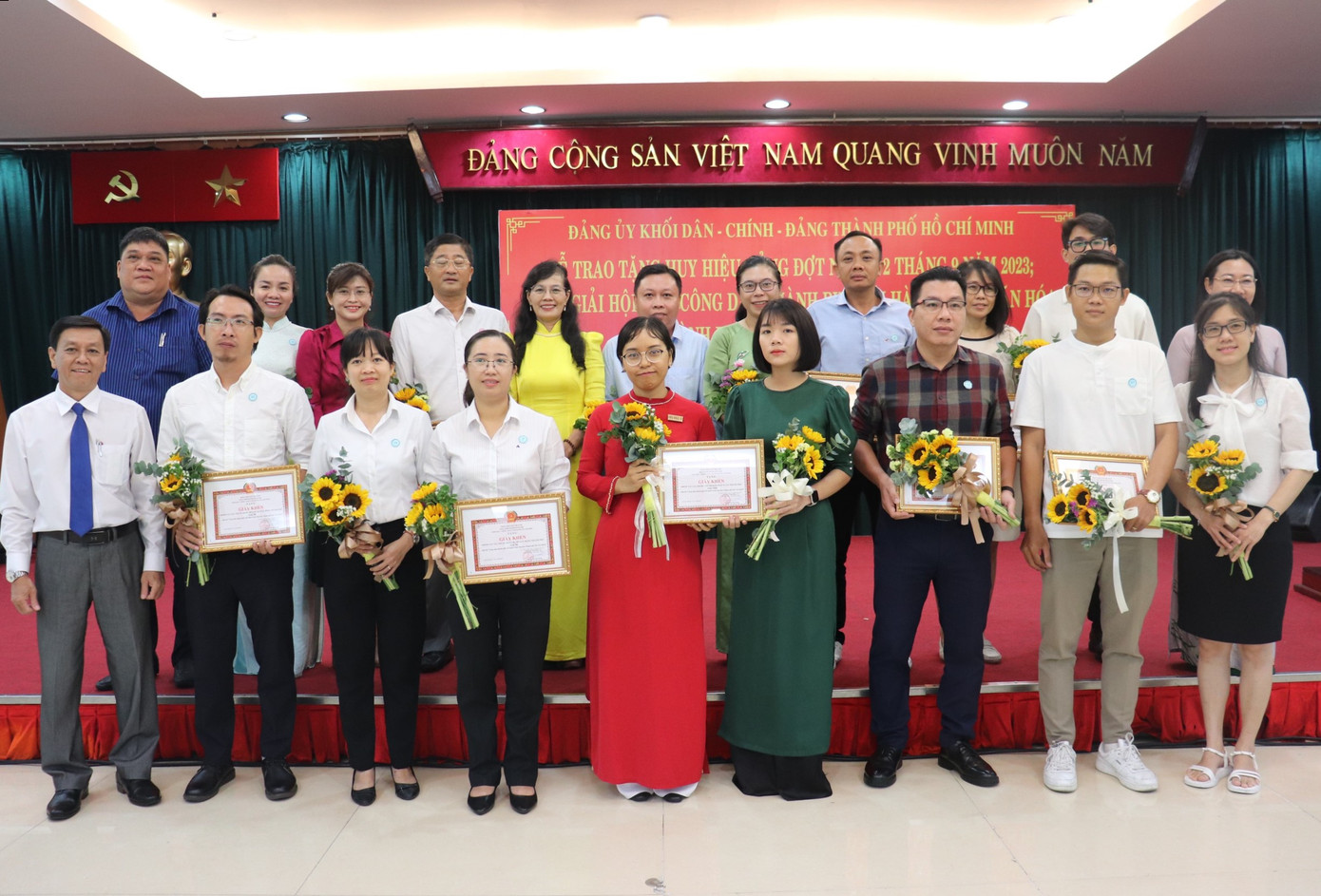 Đảng uỷ Khối Dân - Chính - Đảng trao khen thưởng cho các cá nhân, tập thể đạt thành tích cao trong hội thi “Công dân thành phố với hành trình văn hoá TPHCM”. Đảng uỷ Khối Dân - Chính - Đảng trao khen thưởng cho các cá nhân, tập thể đạt thành tích cao trong hội thi “Công dân thành phố với hành trình văn hoá TPHCM”.