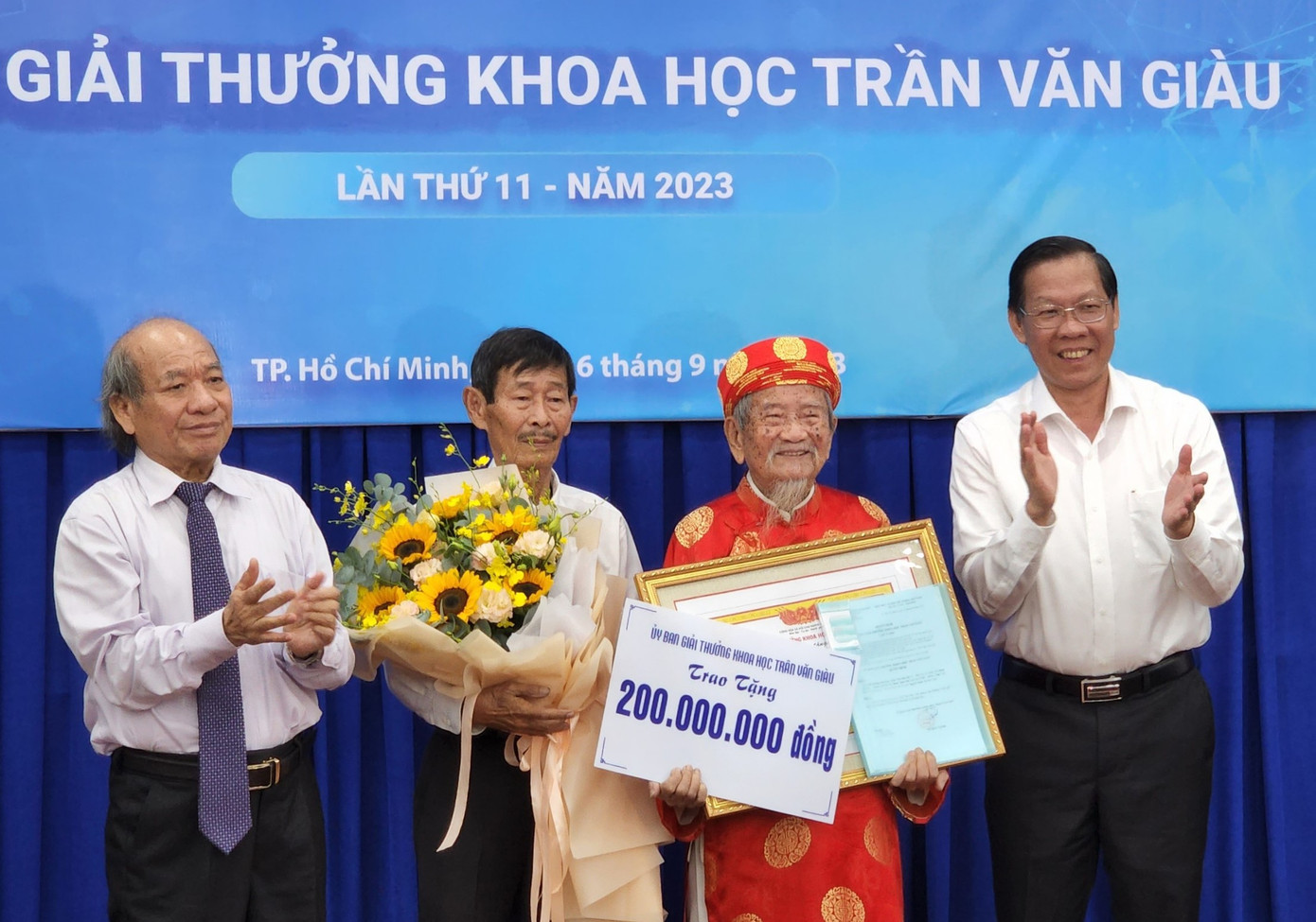 Chủ tịch UBND TPHCM Phan Văn Mãi (bìa phải) và GS-TS Ngô Văn Lệ (bìa trái) trao giải thưởng cho nhà nghiên cứu Nguyễn Đình Tư. Ảnh: Linh Bảo Chủ tịch UBND TPHCM Phan Văn Mãi (bìa phải) và GS-TS Ngô Văn Lệ (bìa trái) trao giải thưởng cho nhà nghiên cứu Nguyễn Đình Tư. Ảnh: Linh Bảo