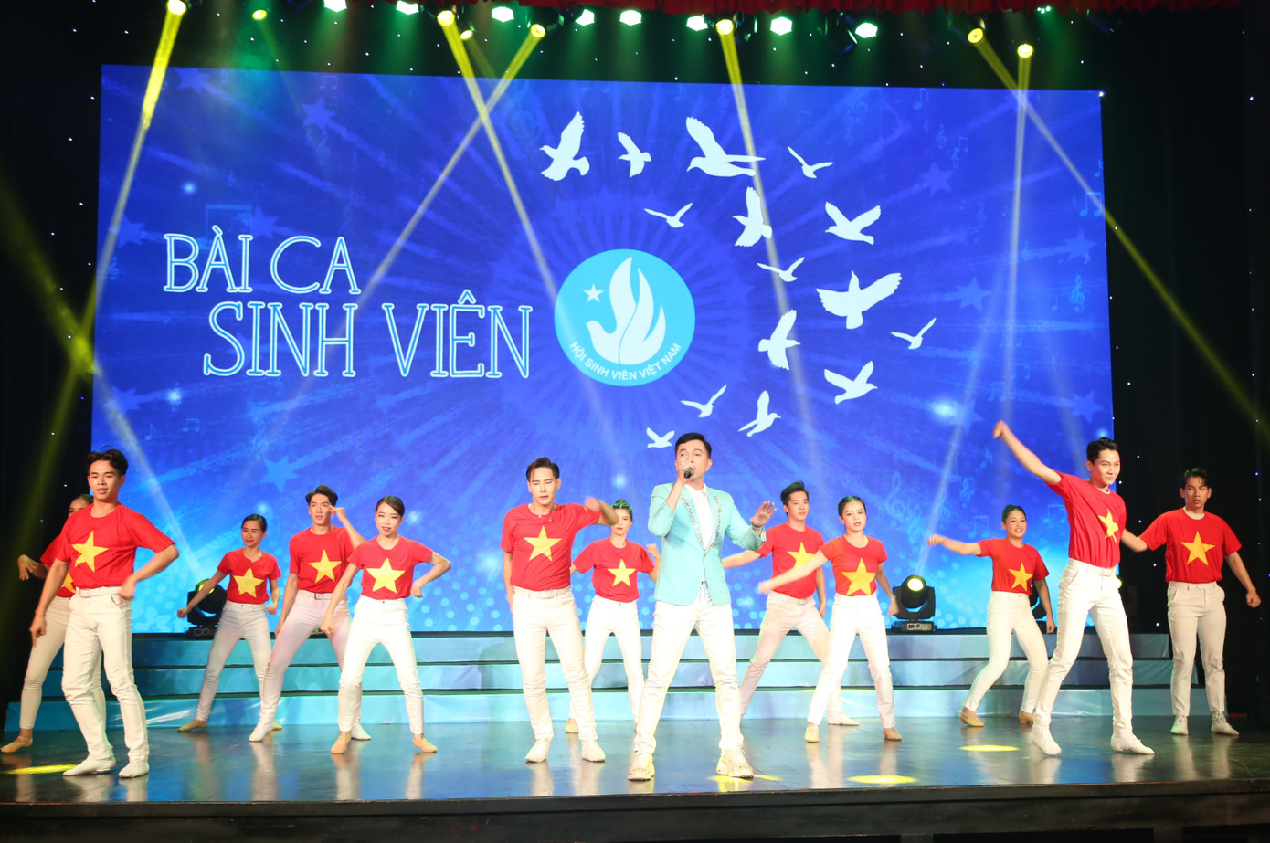 Ca sĩ Nam Cường cùng nhóm múa với tiết mục Bài ca sinh viên (do nhạc sĩ Trần Hoàng Tiến sáng tác), bài ca chính thức của Hội SVVN. Đây cũng là ca khúc được hát vang trong các kỳ đại hội Hội Sinh viên các cấp. Ca sĩ Nam Cường cùng nhóm múa với tiết mục Bài ca sinh viên (do nhạc sĩ Trần Hoàng Tiến sáng tác), bài ca chính thức của Hội SVVN. Đây cũng là ca khúc được hát vang trong các kỳ đại hội Hội Sinh viên các cấp.