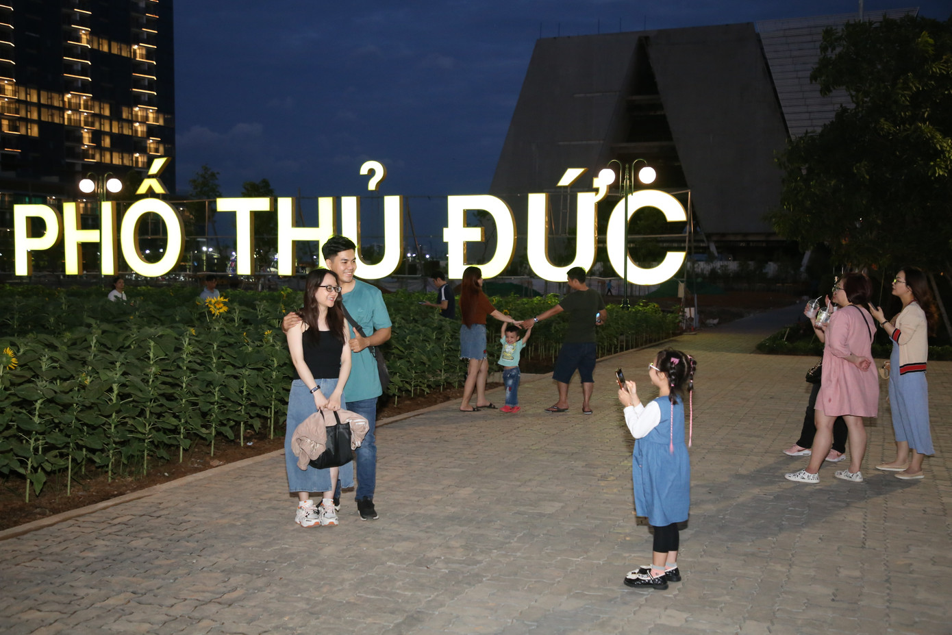 Đây cũng là điểm check-in hút khách bậc nhất tại khu vực công viên bờ sông lúc này.