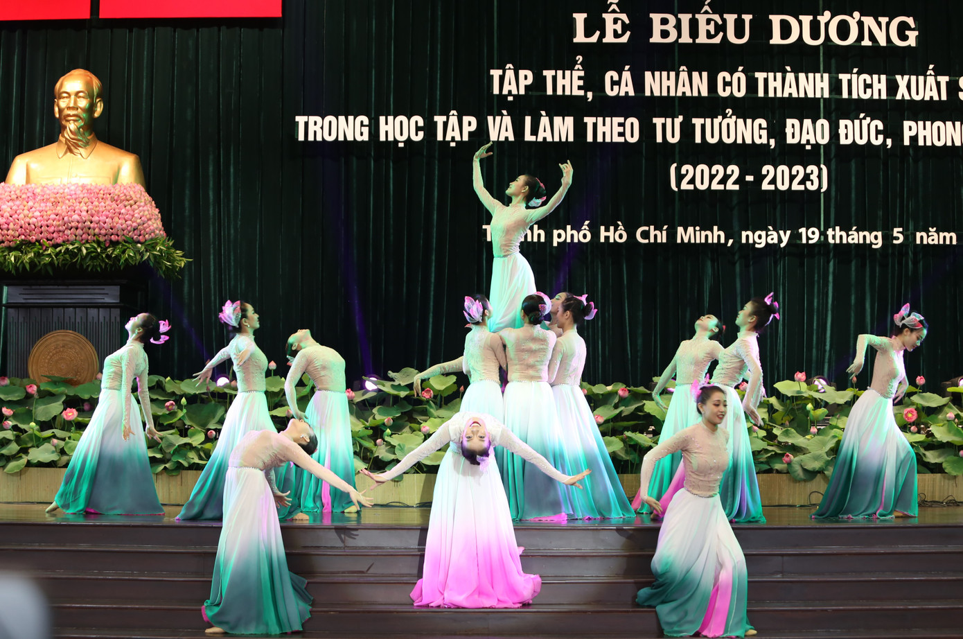 Tiết mục múa "Sen" do các nghệ sĩ Nhà hát ca múa nhạc Bông Sen thể hiện trong chương trình. Ảnh: Ngô Tùng