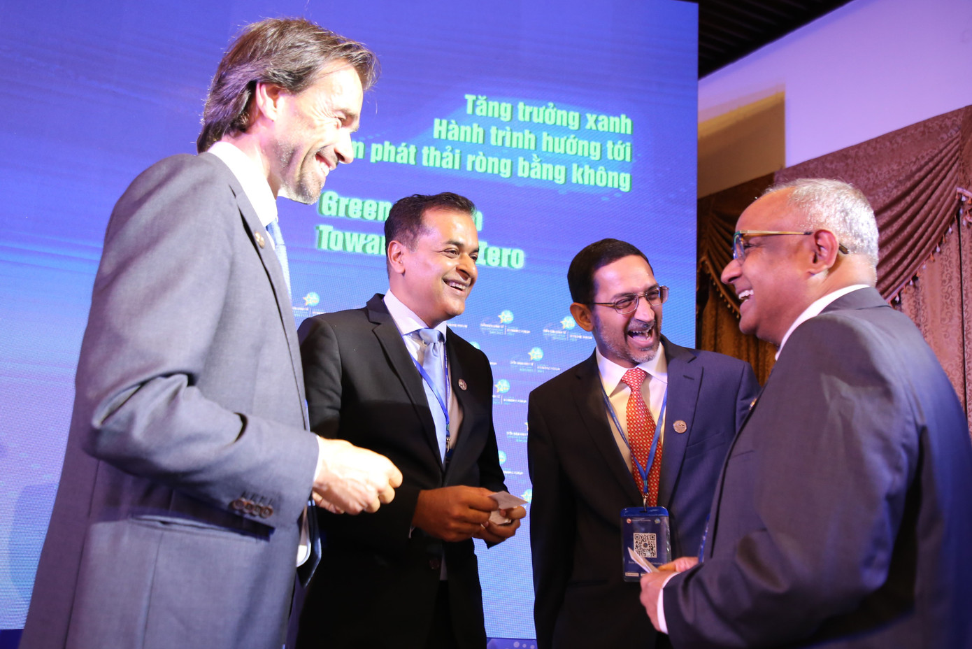 Các chuyên gia quốc tế gặp gỡ, trao đổi tại hội nghị "Tea Connect" chiều 14/9.