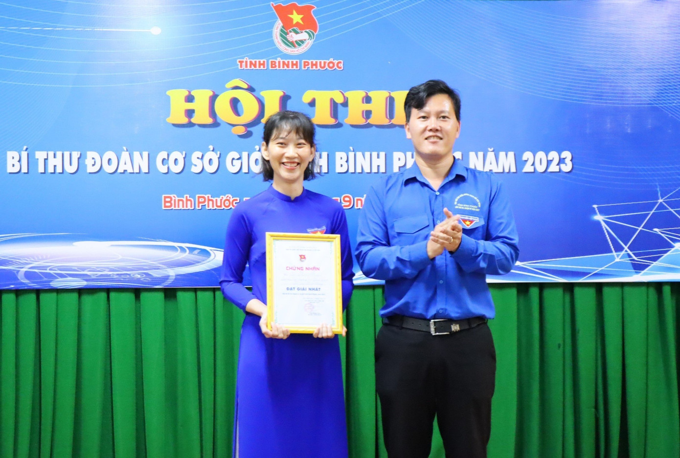 Anh Trần Hoàng Trực, Bí thư Tỉnh Đoàn Bình Phước trao khen thưởng cho thí sinh Dư Thị Thanh Xuân.