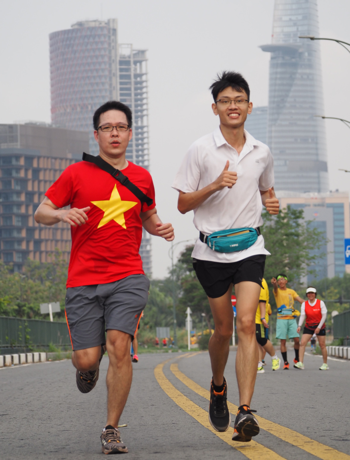 Các thành viên sải bước mạnh mẽ qua các cung đường, các danh lam thắng cảnh đặc trưng của TPHCM.