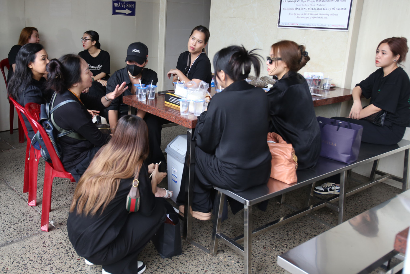 Ngay từ đầu ngày, nhiều đồng nghiệp, bạn bè của nữ người mẫu đã có mặt thăm hỏi gia đình.